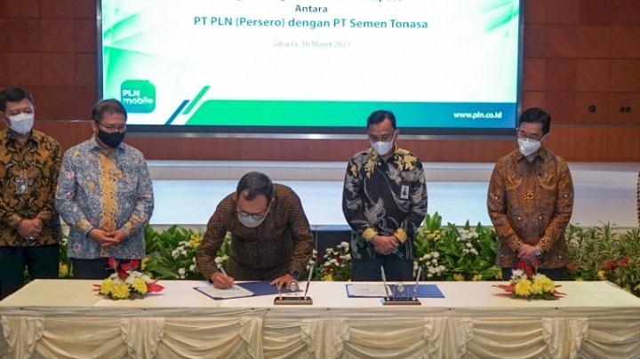 Direktur Utama Semen Tonasa, Mufti Arimurti, menandatangani Suplemen Surat Perjanjian Jual Beli Tenaga Listrik (SPJBTL) program Progressive Incentive Captive/Ist