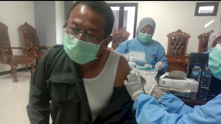 Slamet Riyanto Ketua Komisi IV DPRD Ngawi menerima vaksin Sinovac
