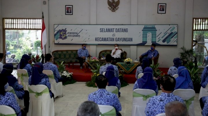 Eri Cahyadi saat memberikan pengarahan kepada para lurah dan camat wilayah Surabaya Selatan/RMOLJatim