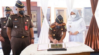 Kajari Banyuwangi, Mohammad Rawi dan Bupati Banyuwangi Ipuk Fiestiandani/Dok Hms