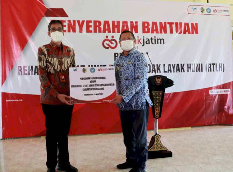 Penyerahan bantuan CSR Bank Jatim/Ist