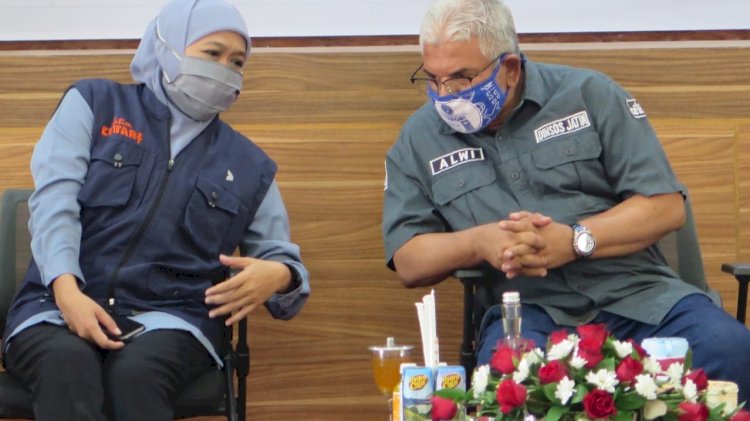 Gubernur Khofifah Indar Parawansa bersama Kadinsos Jatim, Alwi/Ist