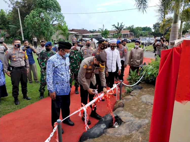 Kapolres Jember,  AKBP Arif Rachman Arifin memotong pita pengukuhan Polsek Ajung/RMOLJatim