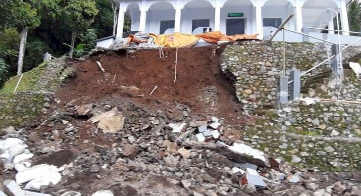 Masjid Annibros yang kondisinya mengkhawatirkan akibat longsor/RMOLJatim