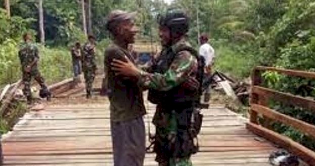 Keakraban masyarakat Suku Dani dan prajurit TNI/Ist