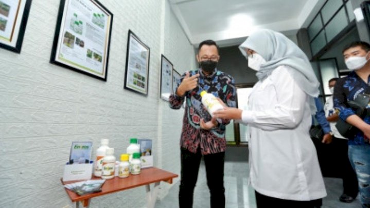 Bupati Ipuk saat melihat produksi pestisida/Dok Hms