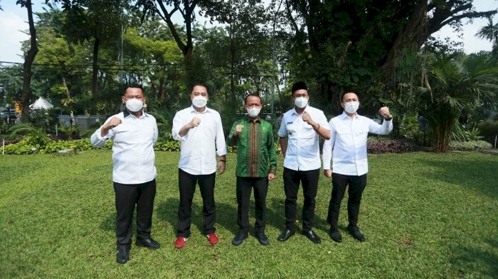Anggota Komisi VI DPR RI, Mufti Anam bersama Kepala BKPM, Bahlil Lahadalia, Wali Kota Surabaya Eri Cahyadi, Bupati Sidoarjo Ahmad Muhdlor Ali, dan Bupati Gresik Fandi Akhmad Yani/RMOLJatim