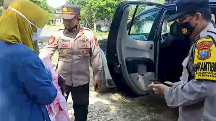 Petugas membawa bayi dari lokasi / ist