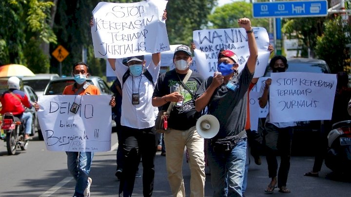 Para jurnalis saat turun jalan melakukan aksi kecaman. /Ist