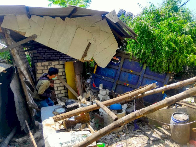 kondisi rumah yang tertimpa truk/RMOLJatim