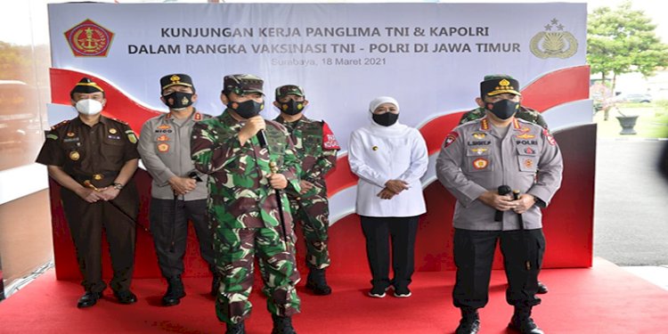 Panglima TNI Marsekal Hadi Tjahjanto bersama Kapolri Jenderal Listyo Sigit Prabowo saat meninjau vaksinasi terhadap ribuan personel TNI-Polri di Polda Jatim/Ist