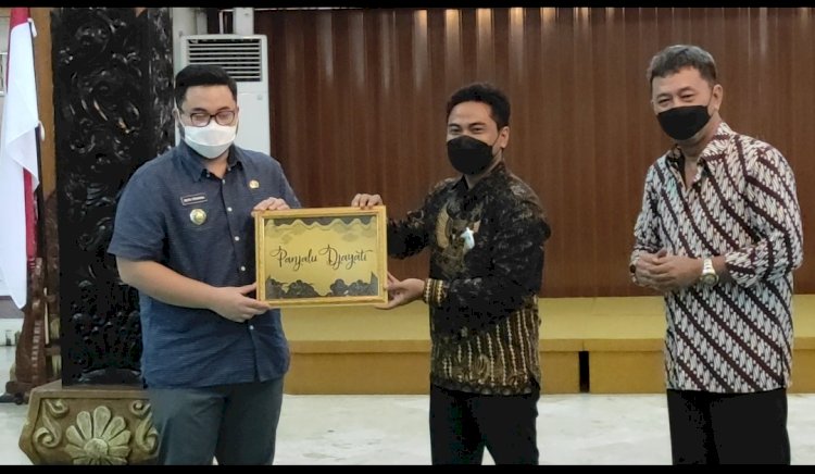 Bupati bersama Ketua Perumus Dewan Kesenian dan Kebudayaan Kabupaten Kediri (DK4) Khusnul Arif dan Kepala Dinas Kebudayaan dan Pariwisata Kabupaten Kediri/RMOLJatim