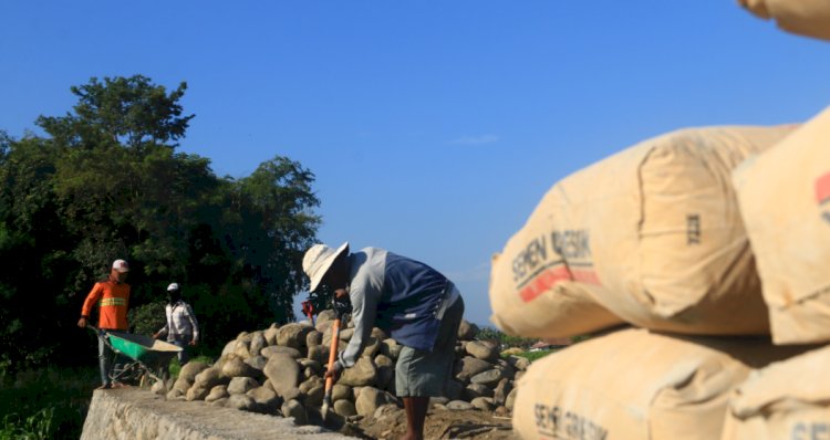 Pembangunan jalan rabat beton dan tembok penahan tanah bantuan CSG SIG di Desa Randujalak, Kecamatan Besuk, Kabupaten Probolinggo/Ist