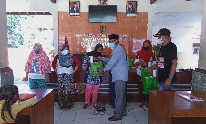 Wakil Sekretaris DPC PKB, Mufid saat mendistribusikan bantuan bagi ibu hamil/RMOLJatim