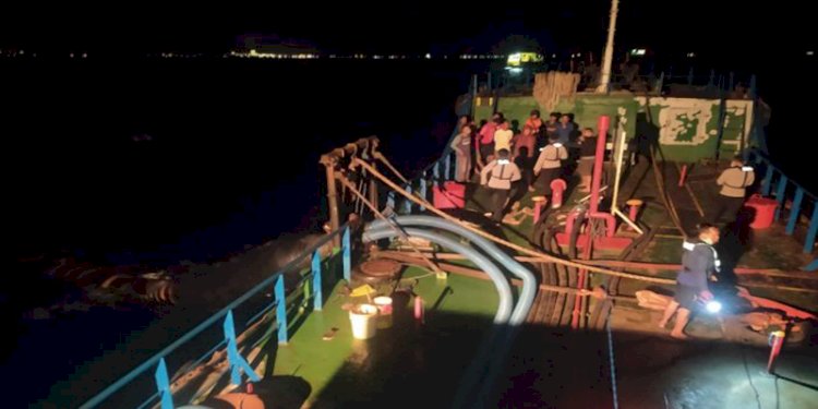 Kapal MT Putra Harapan saat melakukan pencurian 21 ton solar Pertamina digagalkan Polairud Mabes Polri/Ist 