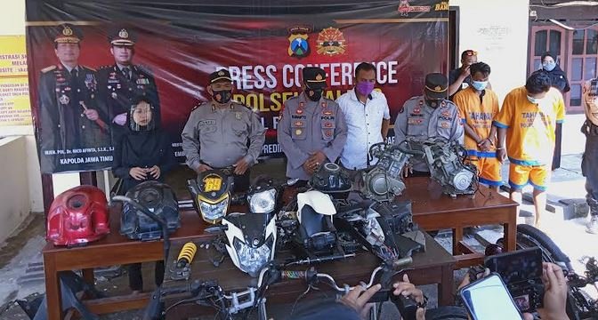 Polsek Balung rilis pelaku penadah motor curian beserta barang buktinya/RMOLJatim