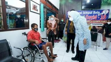 Bupati Banyuwangi Ipuk Fiestiandani bersama lansia dan penyandang disabilitas/Dok Hms