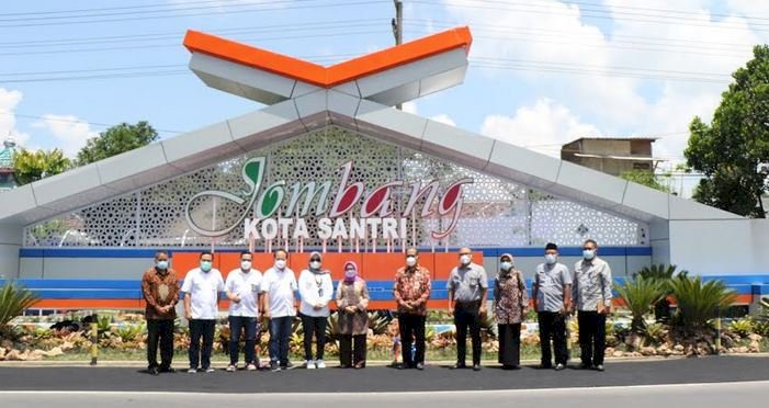 Monumen di pertigaan pintu tol Tembelang dari CSR Bank BRI/Ist