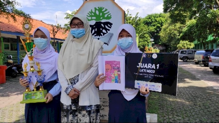 Enik Kurniati guru riset MTSN 2 Kota Kediri bersama siswinya juara Karya Ilmiah di Amerika