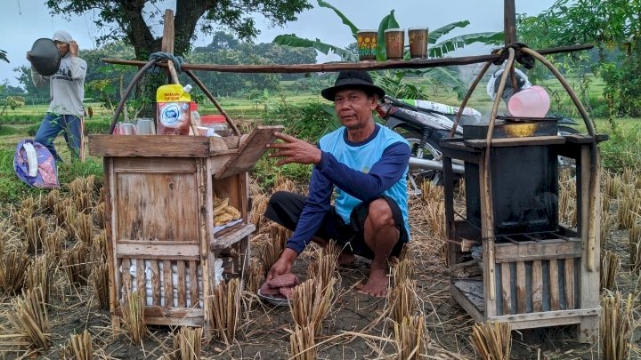 Suraji penjual kopi keliling yang hanya mau dibayar dengan gabah/RMOLJatim