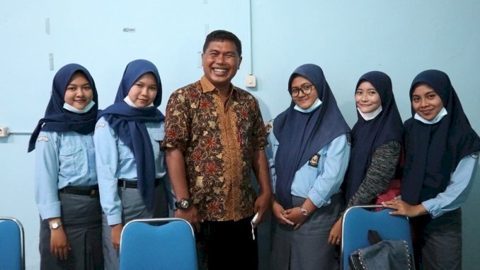 Kaprodi Teknik Geomatika Unitomo, Yunus Susilo bersama siswi SMK N 2 Bojonegoro/Ist