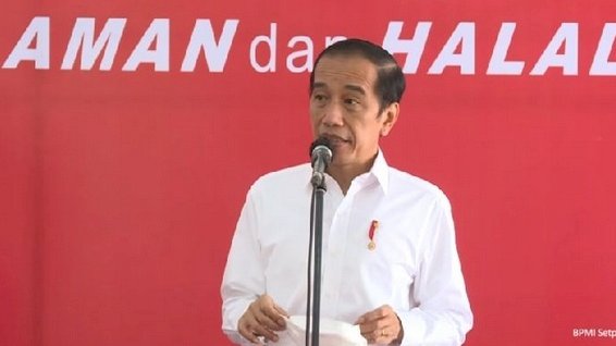 Presiden Joko Widodo dalam jumpa pers usai meninjau pelaksanaan vaksinasi massal di Pendapa Kabupaten Sidoarjo, Senin (22/3)/Repro