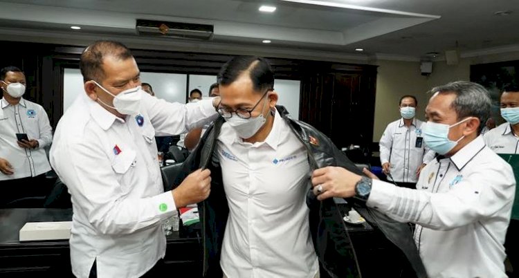 Direktur Teknik Pelindo III Kokok Susanto menerima penyematan gelar anggota kehormatan INAMPA oleh Presiden INAMPA/Dok Hms