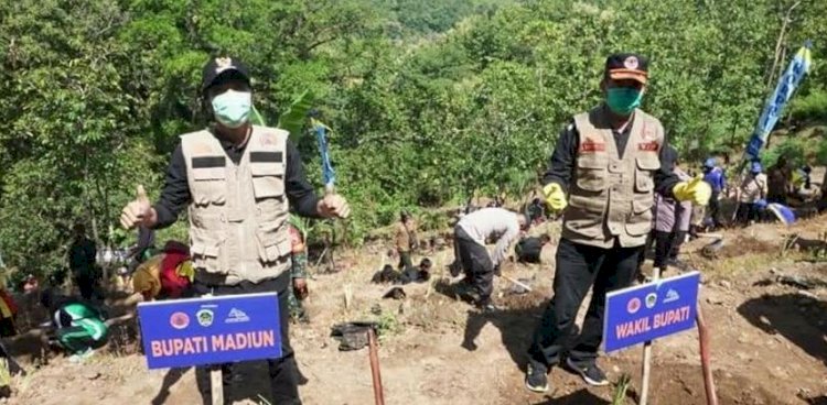 Acara peringatan hari Air sedunia menanam akar wangi oleh Bupati Madiun H Ahmad Dawami di Desa Cermo, Kecamatan Kare, Kabupaten Madiun/Ist