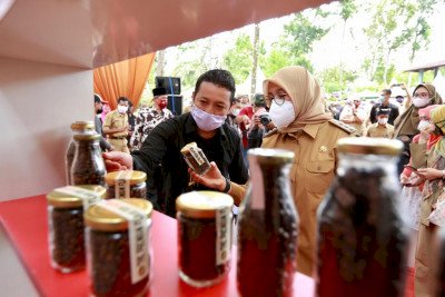 Bupati Banyuwangi Ipuk Fiestiandani di acara festival kopi dan coklat/Dok Hms