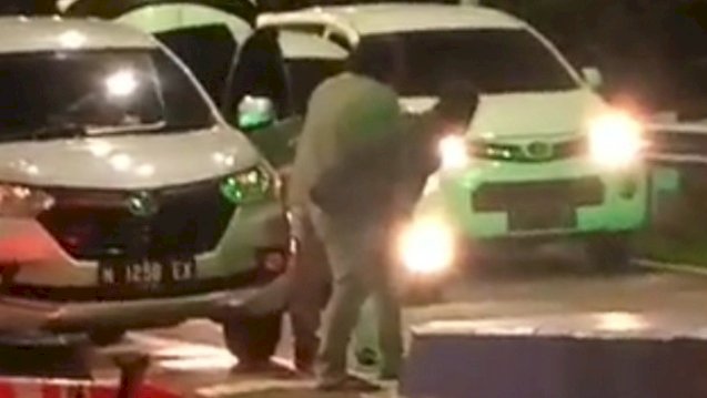 Aksi Petugas Saat Melakukan Penangkapan Di Exit Tol Leces
