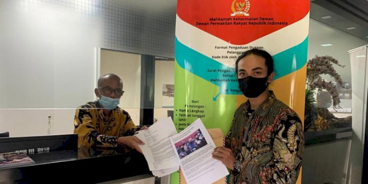 Anggota Mahasiswa Pemerhati Migas, Syahroni, melaporkan politikus Gerindra ke MKD DPR RI/Ist