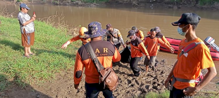 proses evakuasi korban oleh petugas Basarnas/RMOLJatim