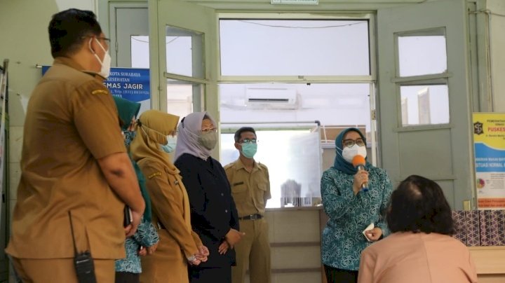Ketua Tim Penggerak PKK Kota Surabaya, Rini Indriyani Eri Cahyadi saat di puskesmas/ist