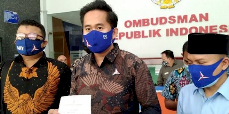 Tiga perwakilan DPP Partai Demokrat usai melaporkan Moeldoko ke Ombudsman RI/Net