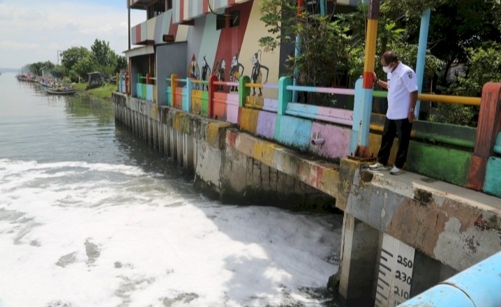 Armudji saat meninjau Sungai Tambak Wedi/RMOLJatim