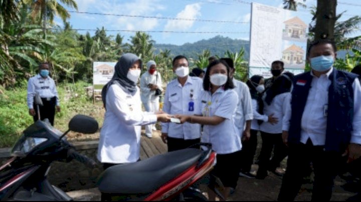 Bupati Banyuwangi Ipuk Fiestiandani di Desa Sarongan/Dok Hms
