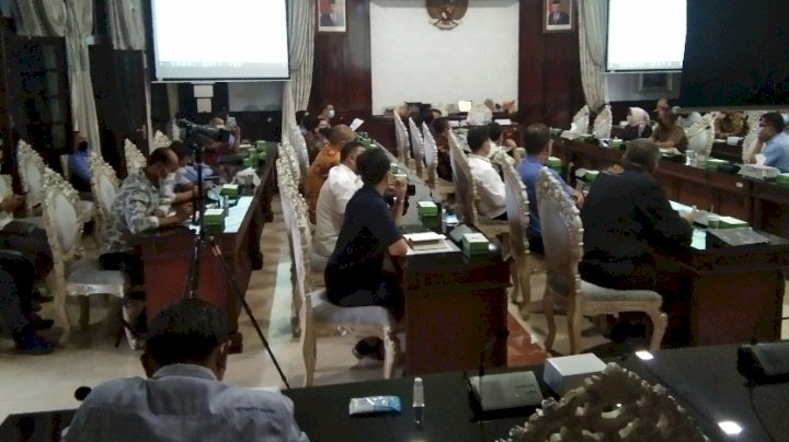 Pemkot bertemu puluhan asosiasi dari berbagai bidang usaha yang berlangsung di Ruang Sidang Wali Kota Surabaya/RMOLJatim
