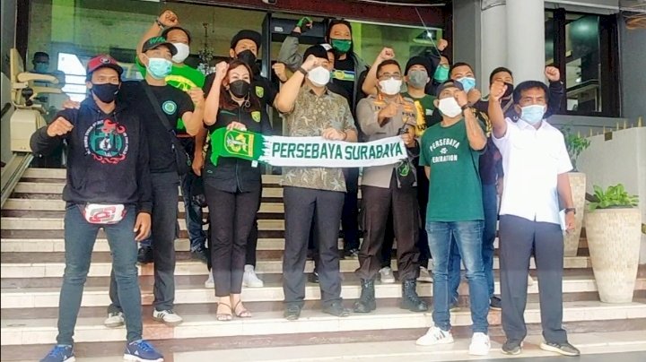 Usai Tandatangani Tujuh Poin Kesepakatan Bersama, Pemkot, Manajemen Persebaya dan Bonek foto bersama/RMOLJatim