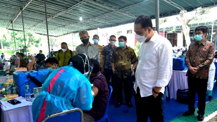 Eri Cahyadi saat meninjau vaksinasi di PDAM Surya Sembada/RMOLJatim