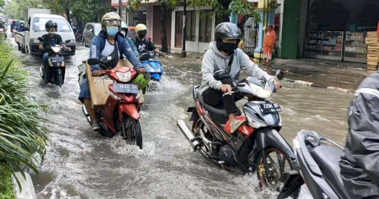 Jalan Dukuh Kupang-Jarak banjir/RMOLJatim