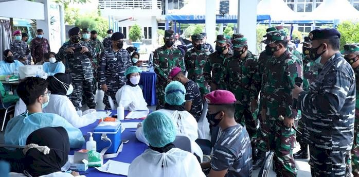 Panglima TNI Marsekal Hadi Tjahjanto tinjau pelaksanaan Vaksinasi Covid-19 AstraZeneca kepada prajurit TNI/Ist
