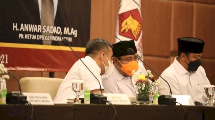 Sekjen Gerindra Ahmad Muzani berbincang dengan Plt Ketua DPD Gerindra Jatim Anwar Sadad 