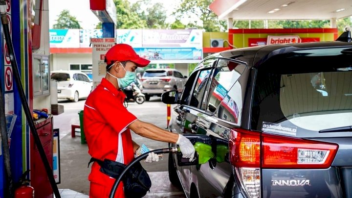 Petugas saat melakukan pengisian BBM/Ist