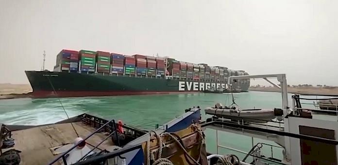 Kapal tunda berusaha menarik kapal kargo raksasa Ever Given yang terjebak di Terusan Suez/Net