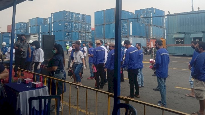 Pegawai PT Tanto Intime Line saat mendapat nutrisi