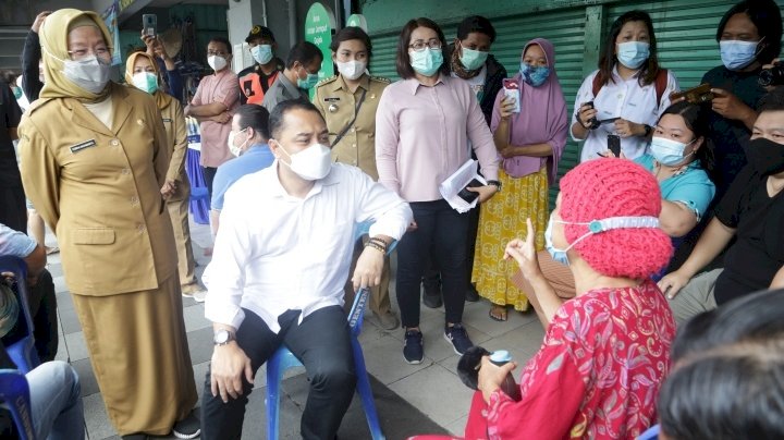 Febria Rachmanita mendampingi Eri Cahyadi memantau jalannya vaksinasi di Pasar Genteng/RMOLJatim