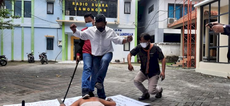 Aksi solidaritas kecam kekerasan terhadap wartawan Tempo , di Mapolres Lamongan/RMOLJatim