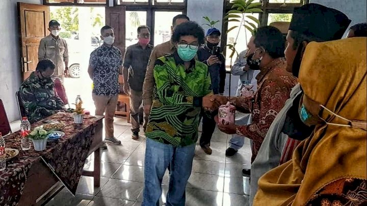 Mahdi saat memberikan bibit pohon pada warga. /RMOLJatim