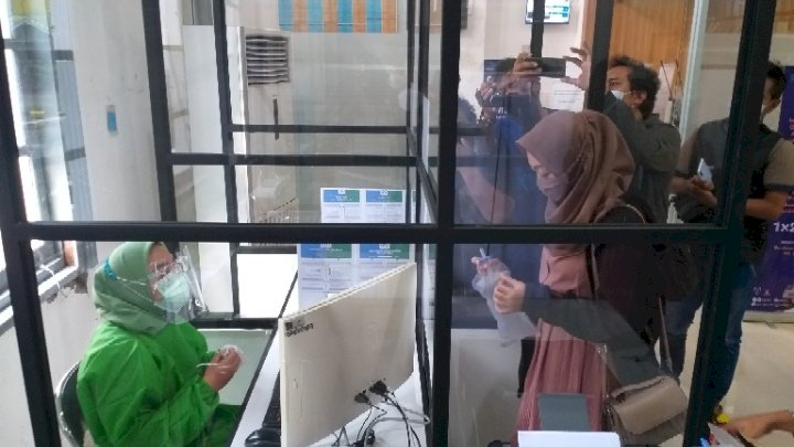 Salah Satu Calon Penumpang KA Yang Periksa Genose C19 Di Stasiun Probolinggo