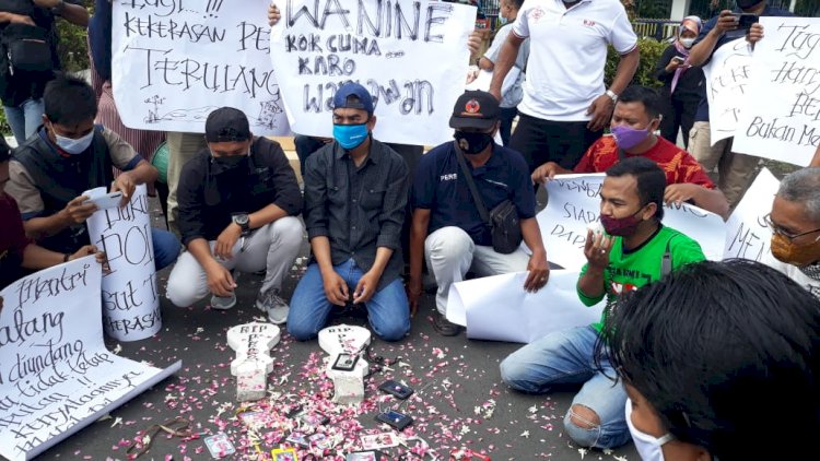 Jurnalis Probolinggo saat menggelar menggelar aksi tabur bunga/RMOLJatim 